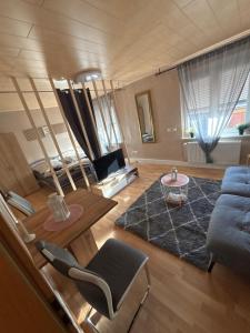 een woonkamer met een bank en een tafel bij Top location central in Rüsselsheim