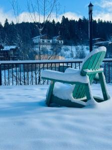 eine schneebedeckte Bank neben einem Zaun in der Unterkunft Comfort Peak Bakuriani in Bakuriani + 13 Fotos
