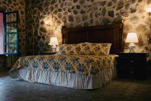 een slaapkamer met een bed en twee nachtkastjes met lampen bij Hotel Boutique El Rosario in Teapa +7 foto's