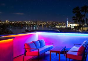 een patio met 2 stoelen en een tafel met uitzicht bij Luxury Ocean View Rooftop - Steps to Beach with AC in Newport Beach +20 foto's