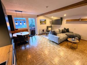 een woonkamer met een bank en een tafel bij Haus Schönblick in Bach