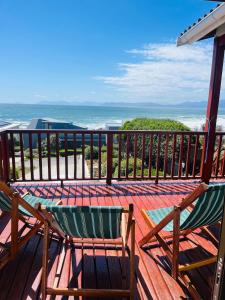 2 sedie sedute su una terrazza con vista sull'oceano di 360onSea a De Kelders Altre 42 foto