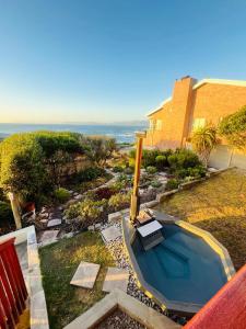 vista su una piscina con vista sull'oceano sullo sfondo di 360onSea a De Kelders