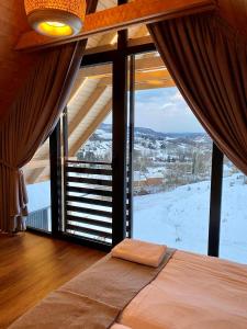 een slaapkamer met een bed voor een groot raam bij elements - Solina, z sauną in Solina