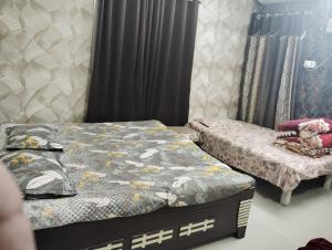 En eller flere senge i et værelse på Vardaan Paying Guest House