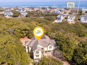 ein Haus mit einem gelben Frisbee darauf in der Unterkunft 3050 - Whispering Pines in Southern Shores