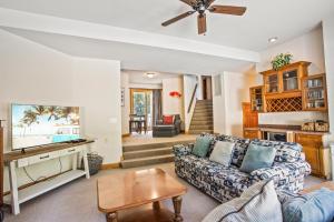 ein Wohnzimmer mit Sofa und Fernseher in der Unterkunft 3050 - Whispering Pines in Southern Shores