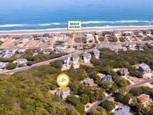 eine Luftaufnahme eines Resorts mit einem Schild zum Strandzugang in der Unterkunft 3050 - Whispering Pines in Southern Shores + 48 Fotos