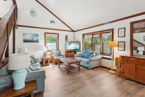 un soggiorno con un divano e un tavolo di 2029 - Duck Yeah a Duck