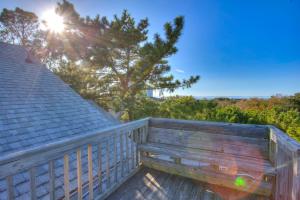 una panca di legno su un ponte con un albero di 2029 - Duck Yeah a Duck