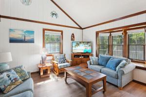 un soggiorno con due divani e un tavolino da caffè di 2029 - Duck Yeah a Duck