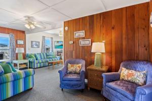 een woonkamer met blauwe stoelen en een lamp bij 4020 - Gardners Hut in Kitty Hawk Beach