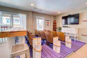 een vergaderruimte met een tafel en stoelen bij 1676 - Good Humor in Corolla +84 foto's