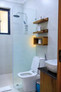 een badkamer met toilet en wastafel bij Extreme Adventure Park in Busika