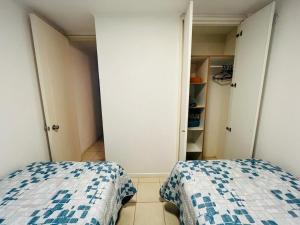 een slaapkamer met 2 bedden en een kast bij Apartment with a private backyard in Los Molles