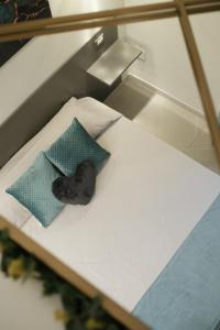un piccolo letto con un cuscino a forma di cuore sopra di Ladi House a Nola