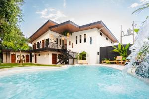 een zwembad voor een huis bij Bahia Selvatica Lodge in Uvita