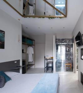 una camera da letto con un letto e una scrivania in una stanza di Ladi House a Nola Altre 20 foto