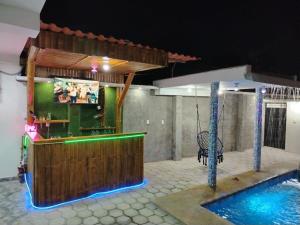 Oasis de Laura في أتاكاميس: منتجع به مسبح وبار مزود بتلفزيون