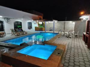 Oasis de Laura في أتاكاميس: مسبح في الليل بمياه زرقاء +11 صورة