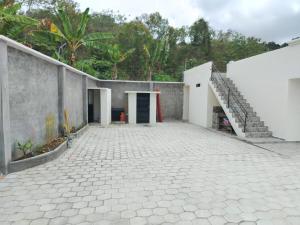 Oasis de Laura في أتاكاميس: موقف فاضي مع درج في مبنى