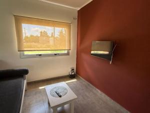 ein Wohnzimmer mit einer Couch und einem Fenster in der Unterkunft La casita de Isa in Gualeguay