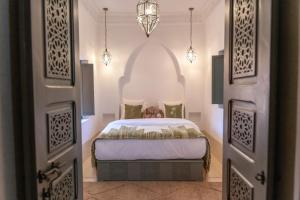 ein Schlafzimmer mit einem Bett mitten im Raum in der Unterkunft Riad Sumud in Marrakesch