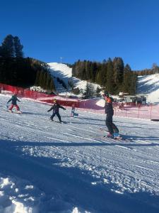 een groep mensen die skiën op een besneeuwde helling bij APARTMENT Eva in OBDACH in Obdach