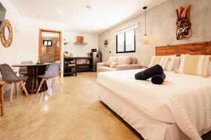 een slaapkamer met een bed en een woonkamer bij Bahia Selvatica Lodge in Uvita +50 foto's