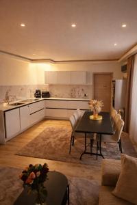 un soggiorno con un tavolo e una cucina di Tomorrowland Luxury Apartment a Boom