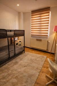 een slaapkamer met twee stapelbedden en een raam bij Tomorrowland Luxury Apartment in Boom