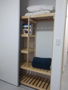 Palanda nebo palandy na pokoji v ubytování Departamento Céntrico amplió- Amueblado - PB SIN WIFI