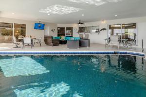 een groot zwembad in een huis met een woonkamer bij SeaBreeze Vista in Iona