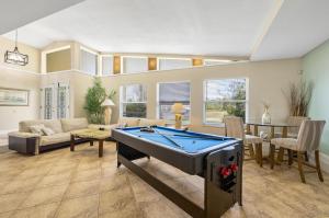 een woonkamer met een pooltafel erin bij SeaBreeze Vista in Iona