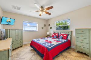 een slaapkamer met een bed en een plafondventilator bij SeaBreeze Vista in Iona +34 foto's