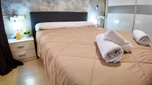 ein Schlafzimmer mit einem Bett mit Handtüchern darauf in der Unterkunft Apartalux Clara Campoamor in Carboneras