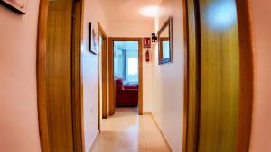 ein Flur mit zwei verschiedenen Türarten in der Unterkunft Apartalux Clara Campoamor in Carboneras