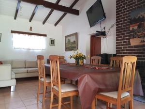 een eetkamer met een tafel en stoelen bij Casa Punilla in Valle Hermoso