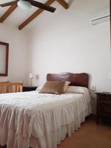 een slaapkamer met een groot wit bed en een plafond bij Casa Punilla in Valle Hermoso +10 foto's