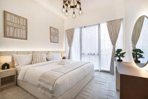 Postel nebo postele na pokoji v ubytování Luxury Grande Suites by Hostiva - Full City View