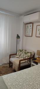 een slaapkamer met 2 bedden en een lamp erin bij Casinha da Marina - totalmente renovada in Nazaré