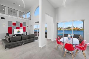 een woonkamer met een bank, een tafel en stoelen bij Villa Stella in Burnt Store Marina