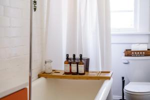 Et badeværelse på Jungle House Columbus Downtown Free Parking Sleeps 8 - Near Convention Center & Nationwide Arena - 2BR Luxury Home - Pet Friendly Over 5,800 Five Star Stays