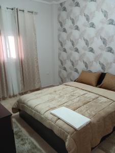 una camera da letto con un letto grande con una parete di Lia Apartment Sea View a Nea Fokea