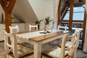una sala da pranzo con tavolo e sedie in legno di Farma Basarovi a Prosečné