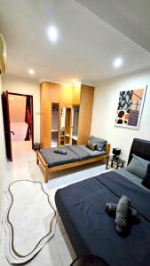 Postel nebo postele na pokoji v ubytování Cozy Private Room in Taman Desa with Shared Bathroom + 3 fotografie