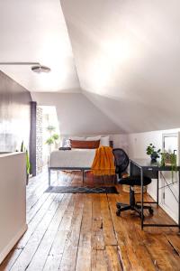 Et opholdsområde på Jungle House Columbus Downtown Free Parking Sleeps 8 - Near Convention Center & Nationwide Arena - 2BR Luxury Home - Pet Friendly Over 5,800 Five Star Stays