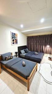 Posezení v ubytování Cozy Private Room in Taman Desa with Shared Bathroom