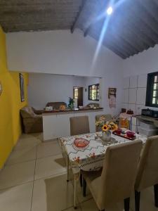 een eetkamer en keuken met een tafel en stoelen bij Chácara da Vó na Natureza in Mogi das Cruzes