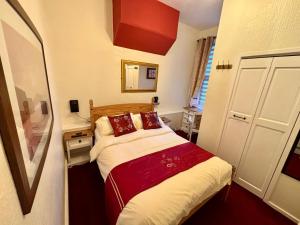 En eller flere senge i et værelse på Lee & Chris's Belvedere - Adults Only